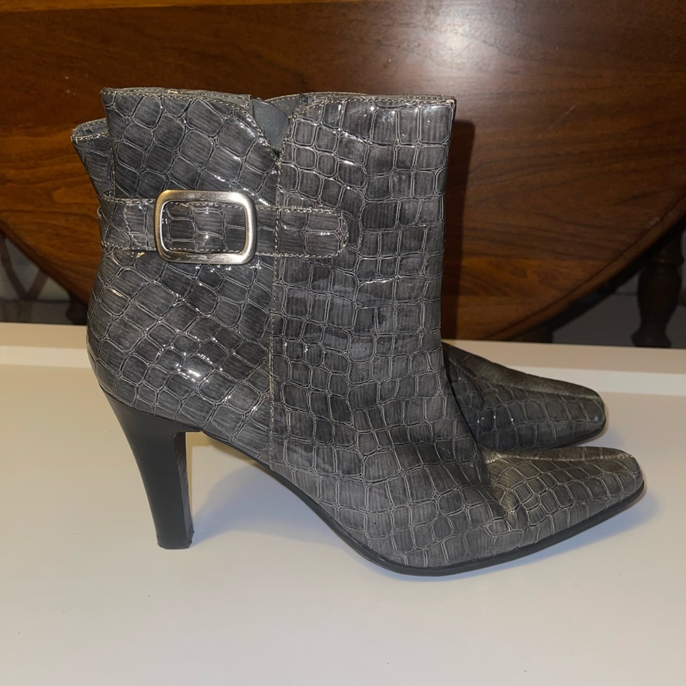Elegant Gray Crocodile-Patterned Ankle Boots heels woman’s size 10
